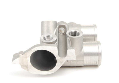 Flangia di derivazione del refrigerante OEM 11531274009 per BMW E30, E28, 316i, 318i. Compatibile con motori M10. BMW originale.