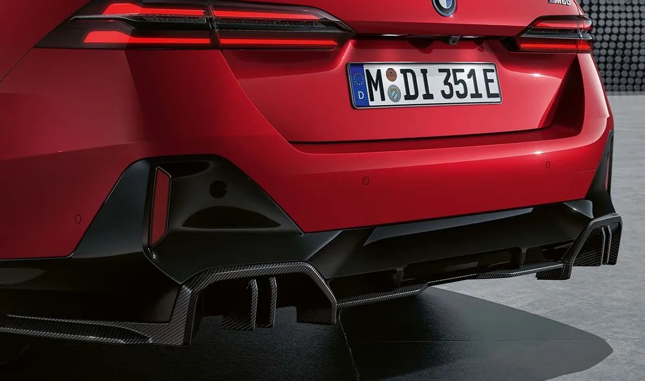 Performance di diffusore posteriore M per BMW G60 (OEM 51125A7F3C0). BMW originale.