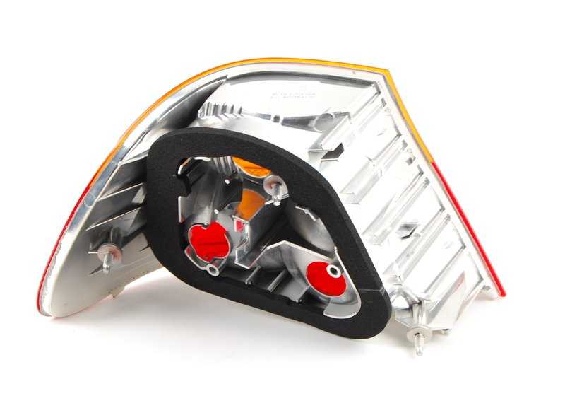 Piloto trasero derecho en aleta OEM 63218364726 para BMW E46 (Berlina y Touring). Original BMW.
