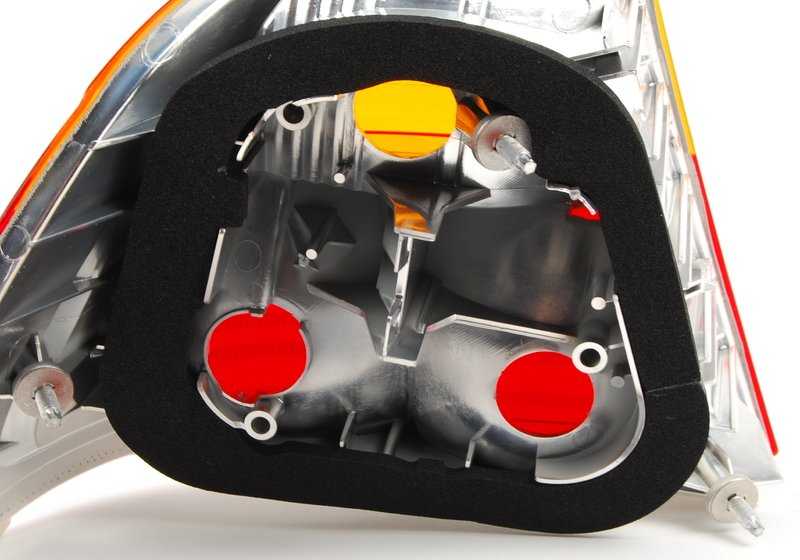 Piloto trasero derecho en aleta OEM 63218364726 para BMW E46 (Berlina y Touring). Original BMW.