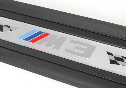 Embellere destro in entrata OEM 51477979360 per BMW E92 M3 (Modelli KG91, KG92, WD91, WD92). Compatibile con la produzione tra il 2007-2013. BMW originale.