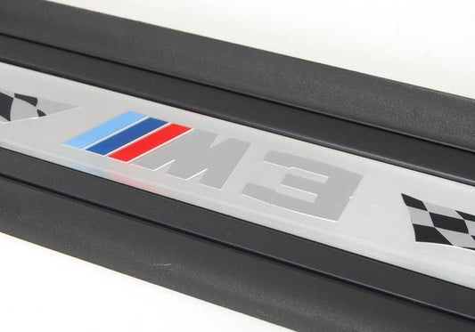 Embellere destro in entrata OEM 51477979360 per BMW E92 M3 (Modelli KG91, KG92, WD91, WD92). Compatibile con la produzione tra il 2007-2013. BMW originale.