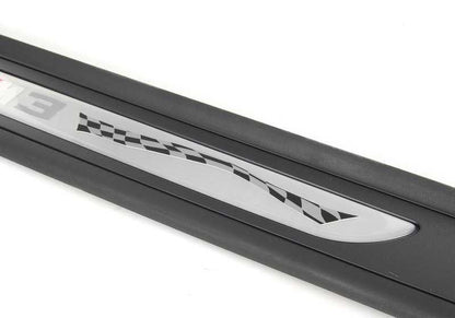 Embellere destro in entrata OEM 51477979360 per BMW E92 M3 (Modelli KG91, KG92, WD91, WD92). Compatibile con la produzione tra il 2007-2013. BMW originale.