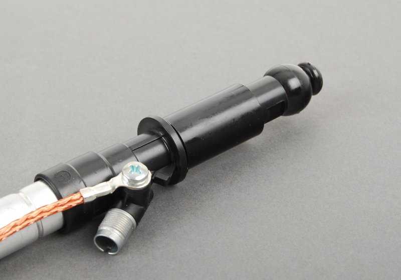 Mástil antena cromado OEM 65211376010 para BMW E30. Compatible con modelos 316, 316i (manual y automático) con motor M10. Original BMW.