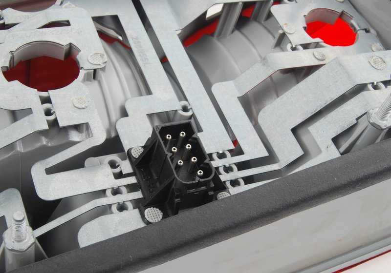 Piloto trasero izquierdo con intermitente blanco OEM 63216904837 para BMW Serie 7 E38. Pieza original BMW.