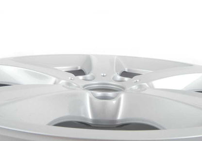 Llanta de aleación diseño estrella 137 OEM 36116762300 para BMW Serie 3 E46. Original BMW.
