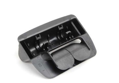 Soporte metálico de fijación OEM 72111924947 para BMW E30. Pieza original BMW, compatible con componentes del cinturón de seguridad trasero.