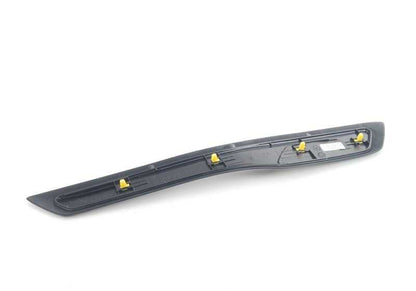 Embellecedor de entrada trasero izquierdo OEM 51477289225 para BMW F30, F31. Original BMW