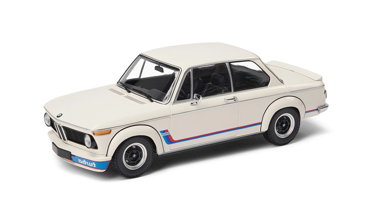 Miniatura coche BMW 2002 Turbo escala 1:18 OEM 80435B5D022 para BMW. Colección clásicos con partes móviles y detalles realistas. Color blanco con decoración de competición. Original BMW.