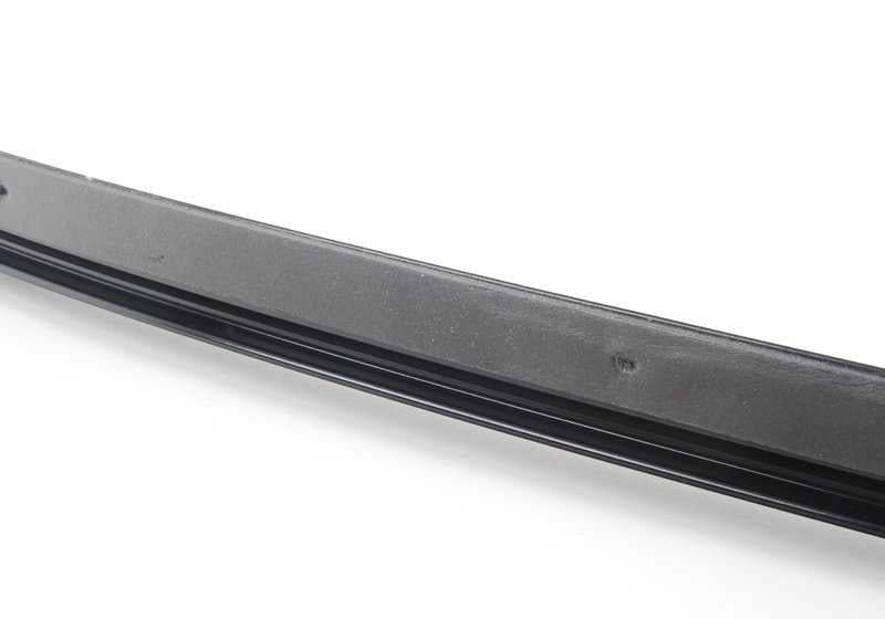 Moldura lateral marco puerta izquierda OEM 51717890451 para BMW E46 (316Ci, 318Ci) en versiones con motor M43 y N42. Color negro brillante. Original BMW.