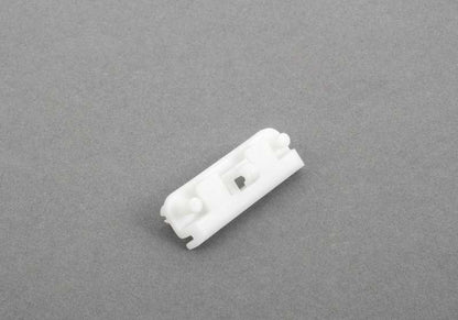 Clip blanco de sujeción OEM 51711979334 para BMW E30 {3er serie}. Pieza original BMW. Ideal para fijar spoilers delanteros u otros componentes.