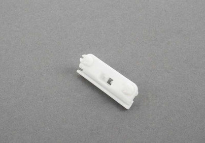 Clip blanco de sujeción OEM 51711979334 para BMW E30 {3er serie}. Pieza original BMW. Ideal para fijar spoilers delanteros u otros componentes.