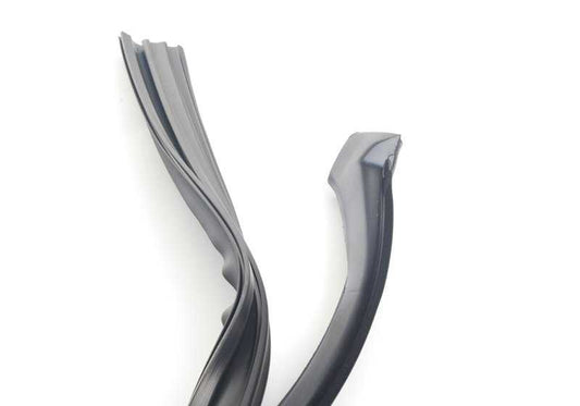 Guía de cristal de puerta delantera derecha OEM 51337060242 para BMW E90 y E91. Original BMW.