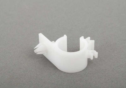 Clip sujeta tubos OEM 16136758018 para BMW Z4 E85 (modelos 2.0i, 2.2i, 2.5i con motor N46 y M54, años 2002–2008). Pieza original BMW. Ideal para fijar conductos en sistema de ventilación o combustible.