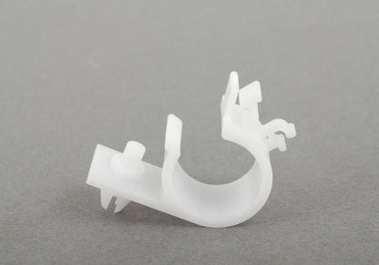 Clip sujeta tubos OEM 16136758018 para BMW Z4 E85 (modelos 2.0i, 2.2i, 2.5i con motor N46 y M54, años 2002–2008). Pieza original BMW. Ideal para fijar conductos en sistema de ventilación o combustible.