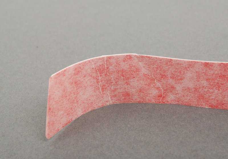 Adhesivo decorativo delantero izquierdo rojo OEM 51142233025 para BMW E30. Pieza original BMW.