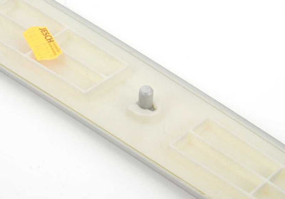 Moldura decorativa puerta trasera izquierda OEM 51428261753 para BMW X5 E53 (modelos 3.0d, 3.0i) 2001–2006. Acabado titan. Original BMW.