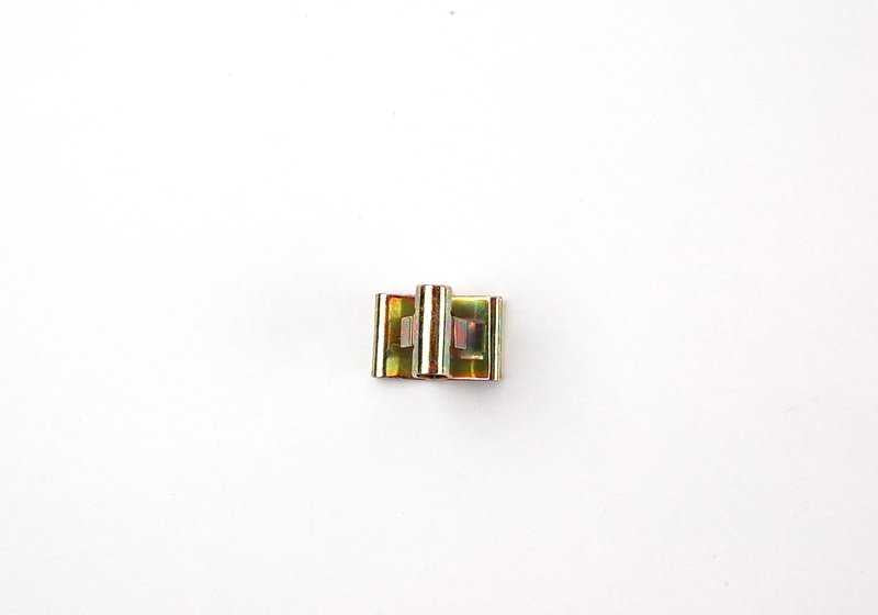 Grapa moldura OEM 51111826894 para BMW E21, E12, E24. Original BMW.