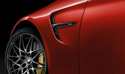 Embellecedor lateral M Performance negro brillo OEM 51148068586 para BMW F82 y F83 (M4 Coupé y Cabrio). Pieza original BMW para resaltado deportivo de la entrada de aire del guardabarros derecho.