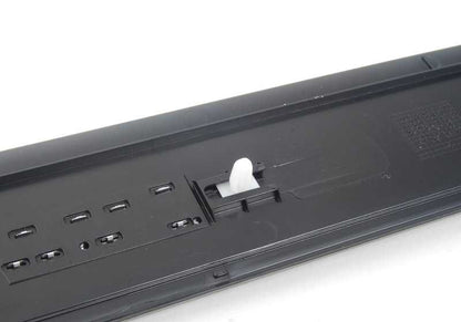 Embellecador Entrée Porte d'entrée OEM 51477034303 pour BMW E60 et E61. BMW d'origine.