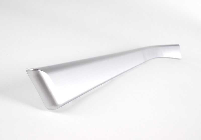 Embellecedor puerta delantera izquierda acabado cromo mate OEM 51412695577 para BMW E39. Original BMW.