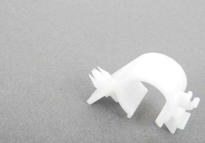 Clip sujeta tubos OEM 16136758018 para BMW Z4 E85 (modelos 2.0i, 2.2i, 2.5i con motor N46 y M54, años 2002–2008). Pieza original BMW. Ideal para fijar conductos en sistema de ventilación o combustible.
