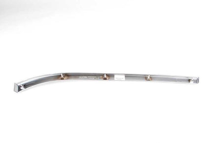 Embellecedor puerta delantera izquierda acabado cromo mate OEM 51412695577 para BMW E39. Original BMW.