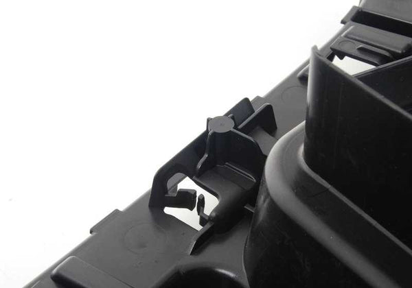 Guía lateral derecha del parachoques OEM 51128057208 para BMW F34 y F34N. Recambio original BMW.
