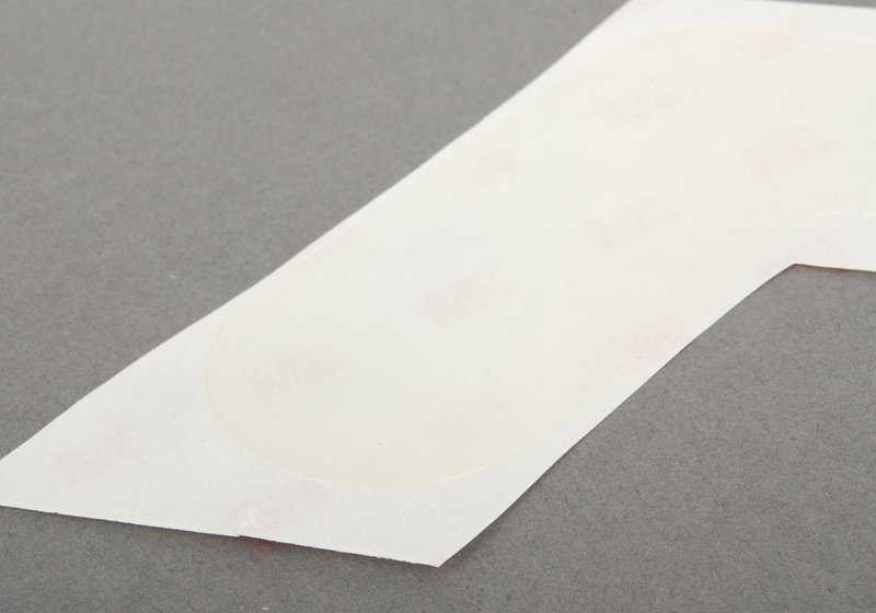 Lámina protectora izquierda OEM 51148410661 para BMW Z3 {E36 todos los modelos: 1.8, 1.9, 2.0} con cambio manual y automático. Original BMW.