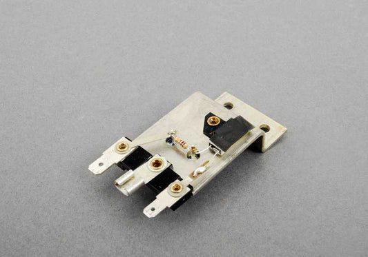 Transistor OEM 64111381784 para BMW E28 y E24 (520i, 628CSi). Compatible con motores M20 y M30. Ideal para el sistema eléctrico/climatización. Recambio original BMW.