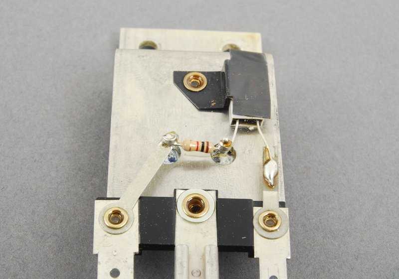 Transistor OEM 64111381784 para BMW E28 y E24 (520i, 628CSi). Compatible con motores M20 y M30. Ideal para el sistema eléctrico/climatización. Recambio original BMW.