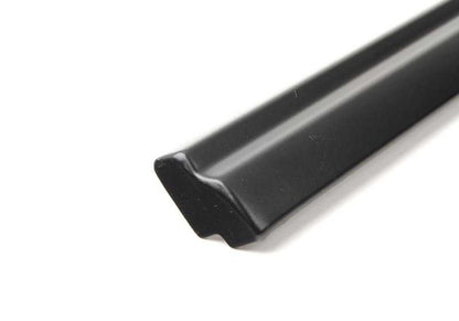 Moldura lateral izquierda negra OEM 51221959993 para BMW E28 518, 518i, 520i. Compatible con modelos fabricados entre 1981 y 1987. Recambio original BMW.