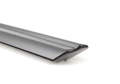 Moldura lateral izquierda negra OEM 51221959993 para BMW E28 518, 518i, 520i. Compatible con modelos fabricados entre 1981 y 1987. Recambio original BMW.
