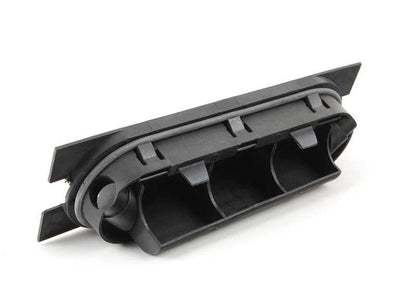 Tapa de ventilación trasera OEM 64221972010 para BMW E30. Rejilla original para salida de aire en maletero. Compatible solo con modelos BMW E30. Pieza original BMW.