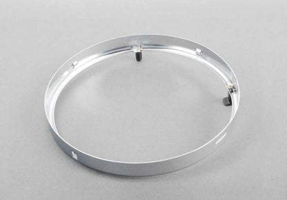 Anillo soporte de cristal faro izquierdo OEM 63121369107 para BMW E28. Recambio original BMW.