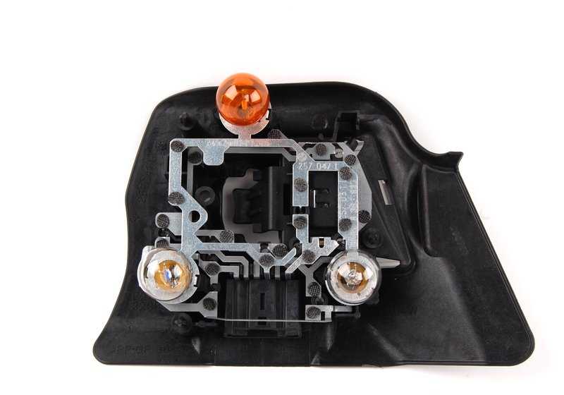 Soporte portalámparas trasero izquierdo OEM 63218383827 para BMW E46 {316Ci, 318Ci}. Compatible con indicadores intermitentes blancos. Recambio original BMW.
