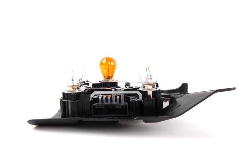 Soporte portalámparas trasero izquierdo OEM 63218383827 para BMW E46 {316Ci, 318Ci}. Compatible con indicadores intermitentes blancos. Recambio original BMW.
