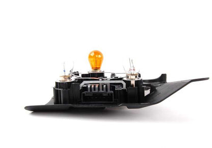 Soporte portalámparas trasero izquierdo OEM 63218383827 para BMW E46 {316Ci, 318Ci}. Compatible con indicadores intermitentes blancos. Recambio original BMW.