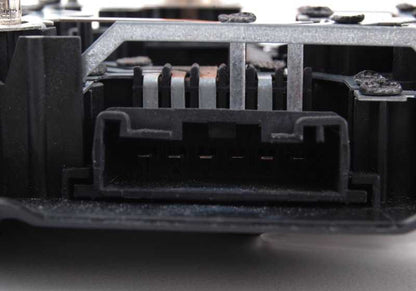 Soporte portalámparas trasero izquierdo OEM 63218383827 para BMW E46 {316Ci, 318Ci}. Compatible con indicadores intermitentes blancos. Recambio original BMW.