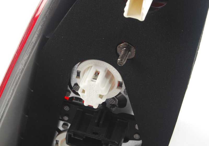 Piloto trasero derecho blanco OEM 63217164474 para BMW X5 E53 (todos los modelos: 3.0i, 4.4i, 4.6is, 4.8is) desde 1999 hasta 2006. Original BMW.