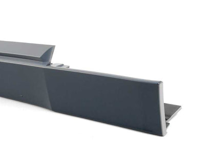 Cubierta lateral derecha imprimada OEM 51717159658 para BMW Serie 5 E61 (modelos 520d, 523i, 525d) desde 03/2004 hasta 02/2007. Repuesto original BMW.