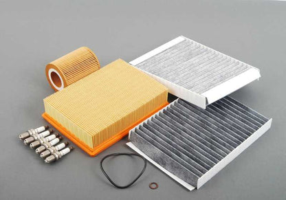 Kit de revisión completa Inspección II OEM 88002157561 para BMW E39. Incluye filtro de aceite, 6 bujías, filtro de aire y microfiltro. Todo original BMW para mantenimiento integral.