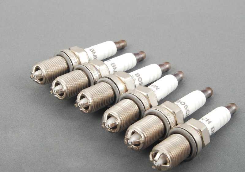 Kit de revisión completa Inspección II OEM 88002157561 para BMW E39. Incluye filtro de aceite, 6 bujías, filtro de aire y microfiltro. Todo original BMW para mantenimiento integral.