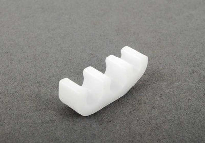 Espaciador de depósito de combustible OEM 16121176766 para BMW E30, E46. Original BMW.