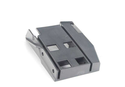 Guía delantera izquierda para spoiler M Technic OEM 51112239703 para BMW E30 {316, 316i}. Compatible con versiones manuales y automáticas. Original BMW.