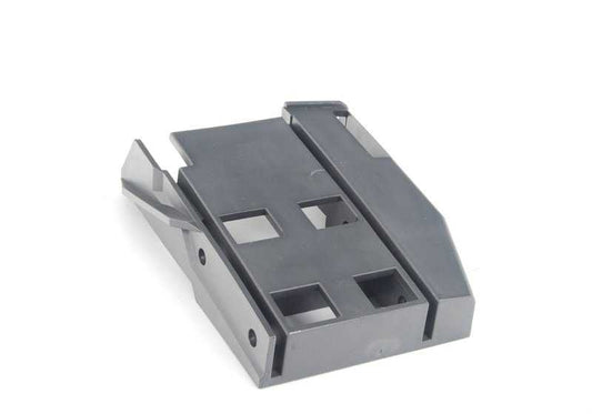 Guía delantera izquierda para spoiler M Technic OEM 51112239703 para BMW E30 {316, 316i}. Compatible con versiones manuales y automáticas. Original BMW.