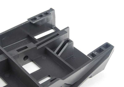 Guía delantera izquierda para spoiler M Technic OEM 51112239703 para BMW E30 {316, 316i}. Compatible con versiones manuales y automáticas. Original BMW.