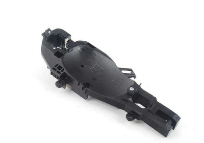 Soporte interior de manilla exterior trasera derecha OEM 51217137054 para BMW E70, E71, E72. Original BMW.