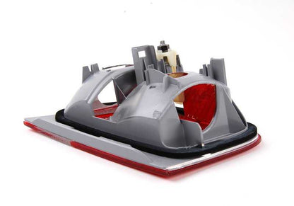 Luz trasera en tapa del maletero derecha OEM 63218364924 para BMW Serie 3 E46. Original BMW.