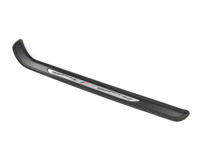 Embellere destro in entrata OEM 51477979360 per BMW E92 M3 (Modelli KG91, KG92, WD91, WD92). Compatibile con la produzione tra il 2007-2013. BMW originale.